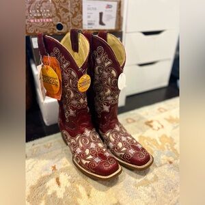 SOLD!!! 8/22/25
⭐️NWT Corral Women’s Boots size 9
